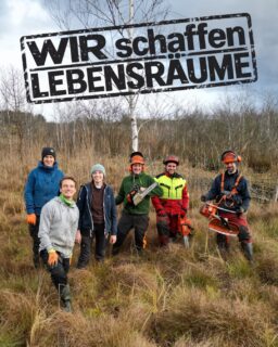 WIR schaffen LEBENSRÄUME!

Durch Vertragsnaturschutz, die Zusammenarbeit mit landwirtschaftlichen Betrieben und die Extensivierung von Flächen schaffen und erhalten die Landschaftserhaltungsverbände in BW wertvolle Lebensräume für bedrohte Arten. 
Durch Pflege der Flächen werden Lebensräume geschaffen und erhalten, denn viele dieser Arten sind auf ganz bestimmte, extensiv genutzte Lebensräume angewiesen. Ohne regelmäßige Pflege würden viele Flächen verbuschen und langfristig verschwinden.

Aus diesem Grund möchten die LEV in Baden-Württemberg unter dem Claim „WIR schaffen LEBENSRÄUME“ zeigen, wie vielfältig und unterschiedlich unsere Arbeit in den einzelnen Landkreisen ist - Unter dem Claim vereinen wir unsere Arbeit und zeigen auch auf : Was wäre wenn nicht ? 

Auch der LEV Ravensburg ist Teil der LEV-Familie und nimmt euch unter diesem Claim mit in unsere tägliche Arbeit. 🌿

Neben dem Vertragsnaturschutz und der Zusammenarbeit mit landwirtschaftlichen Betrieben packen wir manchmal auch selbst mit an: Mit Motorsense und Kettensäge öffnen wir verbuschte Bereiche wieder und schaffen so wertvolle Lebensräume für lichtliebende Arten - so erhalten wir beispielsweise Lebensräume für den Rundblättrigen Sonnentau oder den stark bedrohten Moorfrosch – wie bei unserem letztjährigen Pflegeeinsatz.

#WIRschaffenLebensräume #Landschaftserhaltungsverband #LEV #LEVFamilie #LEVBaWü #BadenWürttemberg #Landschaftspflege #Naturschutz #Biodiversität #Artenvielfalt #Lebensräume #Vertragsnaturschutz #Landwirtschaft #Moorfrosch #RundblättrigerSonnentau #Landschaftspflegeverbände #NaturvielfaltRavensburg