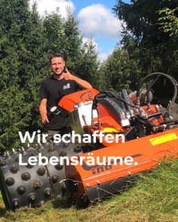 Heute begleiten wir Luca Götz von Götz Landschaftspflege @goetz.lapfle bei einer Erstpflegemaßnahme in der Nähe von Wangen. 🚜🌾

Dieser brach gefallene Hang soll wieder gepflegt werden. Um den am Boden festsitzenden Filz zu entfernen wird mit einem Mulcher "gemäht". 
Anschließend wird das Mahdgut mit dem Bandrechen in Schwaden zum Trocknen gelegt. 
Die artenreichsten Wiesen sind immer auch sehr nährstoffarm, deshalb wird das Material aufgenommen und abgefahren.

Diese Pflegeschritte werden in den nächsten Jahren regelmäßig wiederholt, um auf Dauer wieder einen wertvollen, artenreichen Lebensraum herstellen und erhalten zu können.

#landschaftserhaltungsverband #landschaftspflege #landkreisravensburg #ibex #artenvielfalt #biodiversität